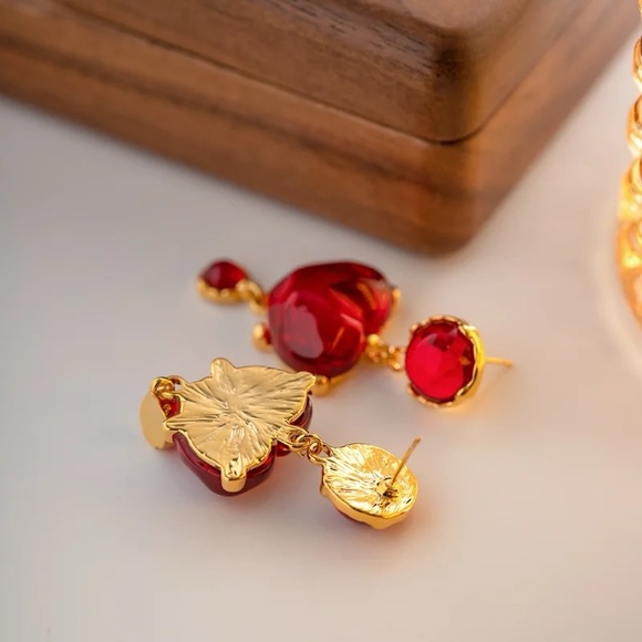 ◾️18k Gold Plated Red Heart Drop Earrings - Picture 6 of 7